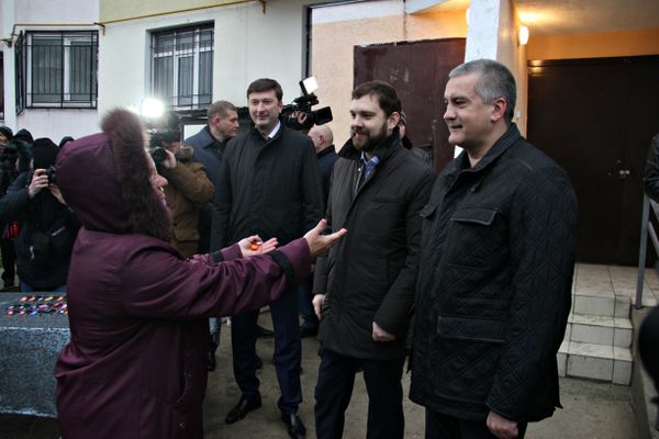 В Симферополе вручили ключи от квартир семьям из числа реабилитированных граждан