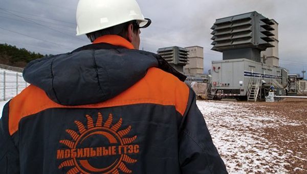 Оператор мобильных газотурбинных электростанция (МГТЭС) на площадке Симферопольская вблизи села Денисовка в Крыму. Архивное фото