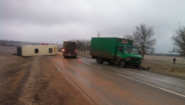 На Грушевском перевале во время гололеда перевернулись несколько транспортных средств На Грушевском перевале во время гололеда перевернулись несколько транспортных средств