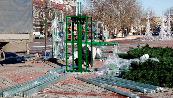 Установка главной новогодней елки в Симферополе Установка главной новогодней елки в Симферополе