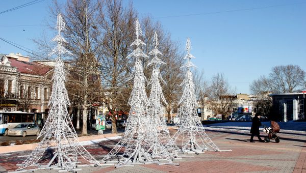 Установка новогодних украшений на главной площади Симферополя Установка новогодних украшений на главной площади Симферополя