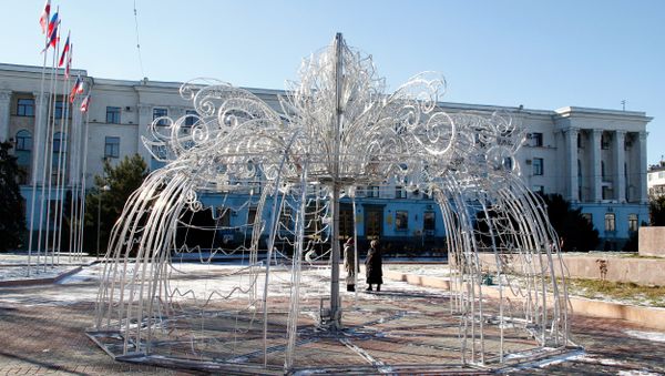 Установка новогодних украшений на главной площади Симферополя Установка новогодних украшений на главной площади Симферополя