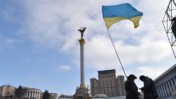 Активисты с украинским флагом в Киеве