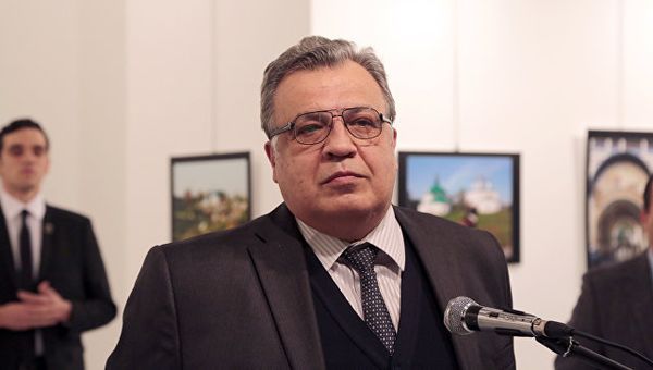Посол России в Турции Андрей Карлов во время выступления в галерее в Анкаре