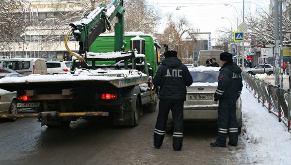Эвакуация неправильно припаркованных автомобилей в Симферополе