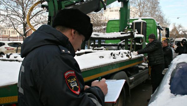 Эвакуация неправильно припаркованных автомобилей в Симферополе
