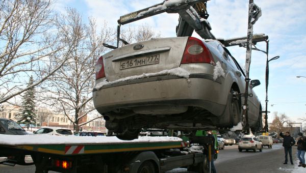 Эвакуация неправильно припаркованных автомобилей в Симферополе
