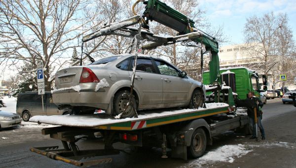 Эвакуация неправильно припаркованных автомобилей в Симферополе