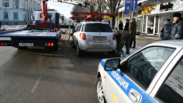Эвакуация неправильно припаркованных автомобилей в Симферополе