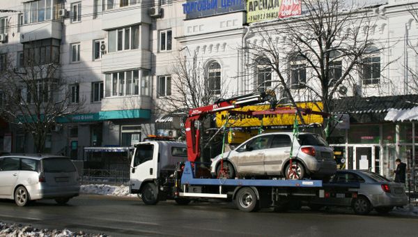 Эвакуация неправильно припаркованных автомобилей в Симферополе