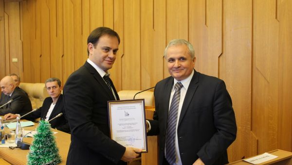Член Общественной палаты РФ Иван Абажер вручил руководителю регионального подразделение МИА Россия сегодня в Симферополе Вадиму Волченко благодарность от Общественной палаты РФ