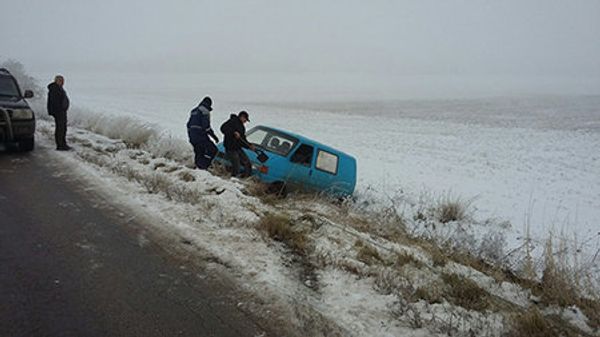 Сотрудники Крым-СПАСА вытянули из кювета микроавтобус