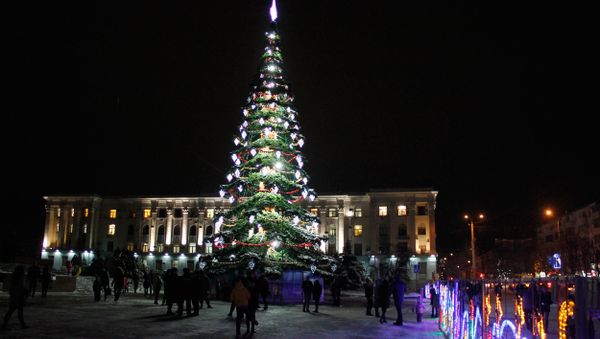 Главная новогодняя елка Симферополя, установленная на площади Ленина