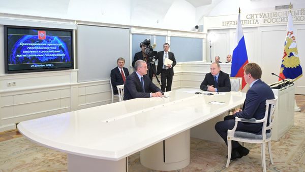 Президент РФ Владимир Путин на церемонии пуска подачи газа в Крым из материковой России в режиме видеоконференции в Кремле. Слева - глава Республики Крым Сергей Аксенов. Справа - временно исполняющий обязанности губернатора города Севастополя Дмитрий Овсянников