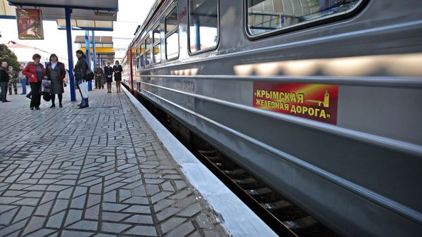 Крымской железной дороге передан новый электропоезд железнодорожниками России