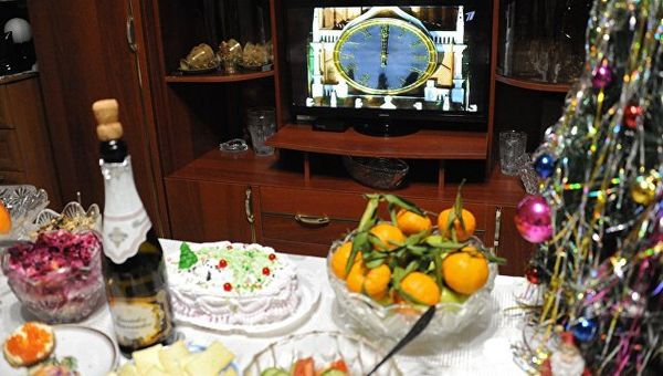 Праздничный стол во время встречи Нового года. Архивное фото