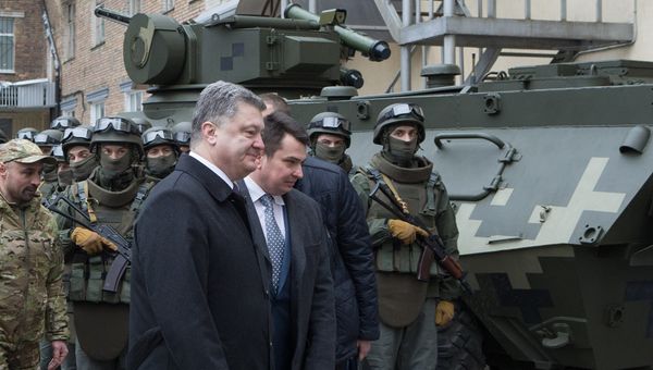 Петр Порошенко с украинскими военными