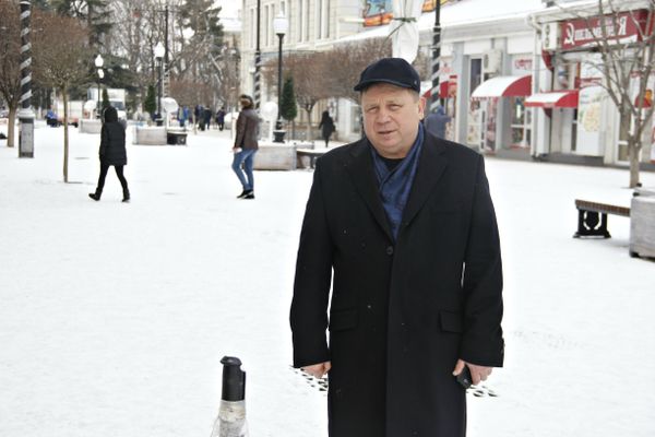 Депутат Государственного Совета Крыма Игорь Лукашев у сломанного столба