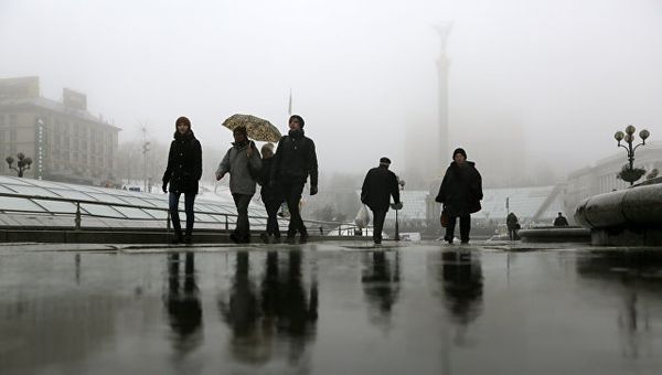 Прохожие на площади Независимости в Киеве