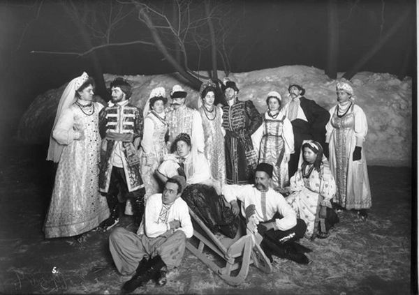 Групповой портрет в национальных костюмах. 1900 год 