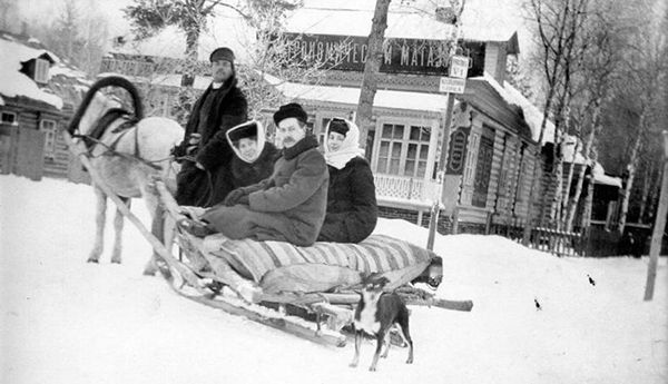 Группа людей зимой в санях. 1910-е