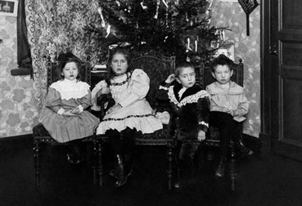 Дети у елки. 1910-е годы 