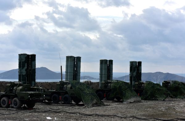 В Феодосии на боевое дежурство заступил полк, вооруженный комплексами ПВО С-400 Триумф В Феодосии на боевое дежурство заступил полк, вооруженный комплексами ПВО С-400 Триумф