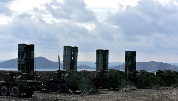 В Феодосии на боевое дежурство заступил полк, вооруженный комплексами ПВО С-400 Триумф