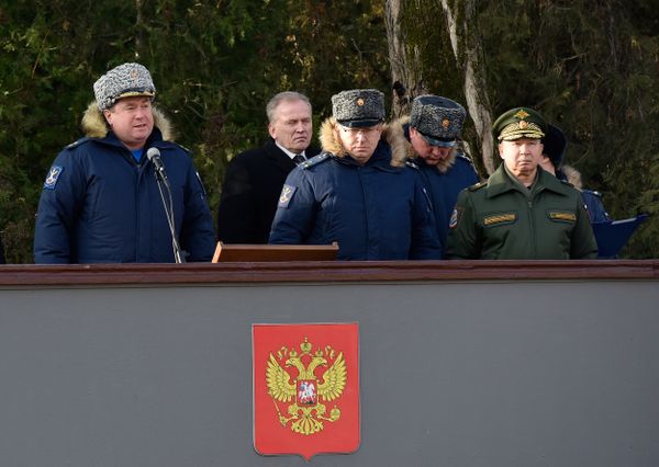 В Феодосии на боевое дежурство заступил полк, вооруженный комплексами ПВО С-400 Триумф. Крайний слева: командующий четвертой армией ВВС и ПВО генерал-майор Виктор Севостьянов