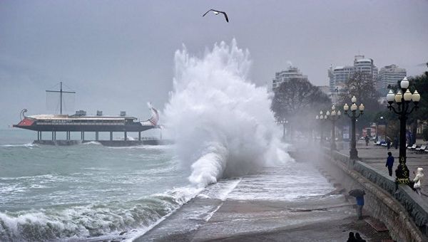 Набережная Ялты во время шторма на Черном море. Архивное фото