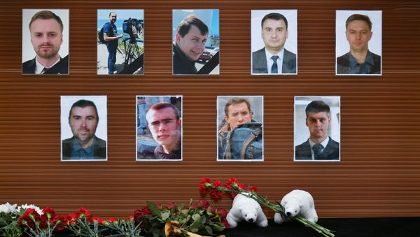 Цветы, возложенные к фотографиям журналистов, погибших при крушении Ту-154