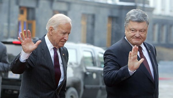 Вице-президент США Джо Байден и президент Украины Петр Порошенко. Архивное фото