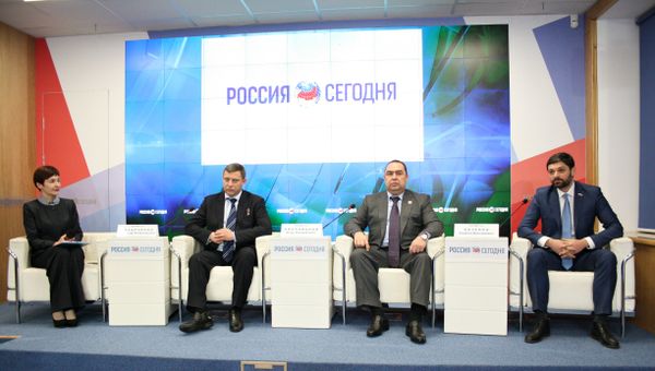 Глава ДНР Александр Захарченко и глава ЛНР Игорь Плотницкий на пресс-конференции в мультимедийном пресс-центре МИА Россия сегодня в Симферополе