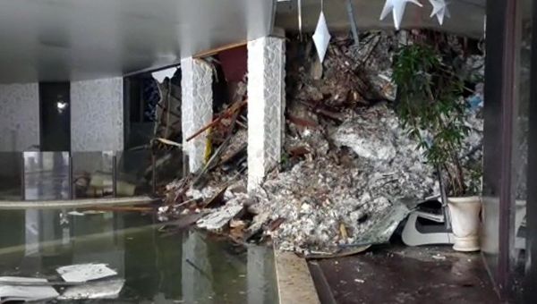 Фойе отеля Rigopiano di Farindola в регионе Абруццо после схода лавины Фойе отеля Rigopiano di Farindola в регионе Абруццо после схода лавины