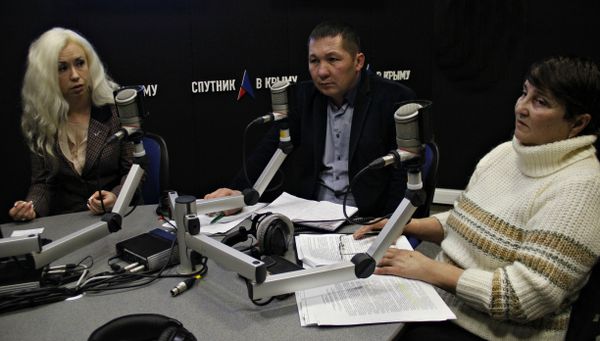 Эфир программы От тебя зависит. Слева направо: член крымского регионального штаба ОНФ, волонтер в сфере защиты животных Наталья Визенкова, заместитель председателя Госкомитета по ветеринарии РК Энвер Умеров, начальник управления ветеринарии Симферополя, главный государственный ветеринарный инспектор города Надежда Бойко
