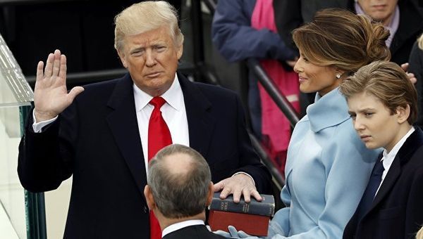 Президент США Дональд Трамп во время принятия присяги. 20 января 2017 года