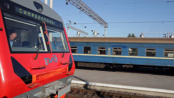 Крымской железной дороге передан новый электропоезд железнодорожниками России