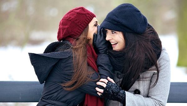Девушки сплетничают