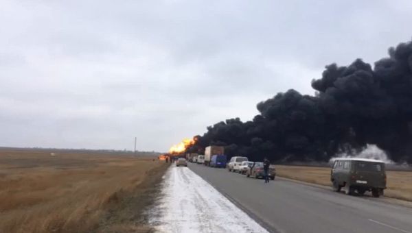 Бензовоз врезался в легковое авто на Керченской трассе и загорелся
