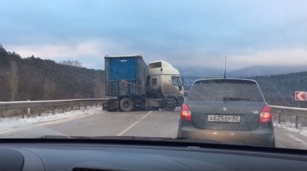 На трассе Симферополь-Керчь произошло столкновение трех автомобилей – микроавтобуса Mercedes Sprinter, легкового ВАЗ 2106 и грузового автомобиля IVEKO