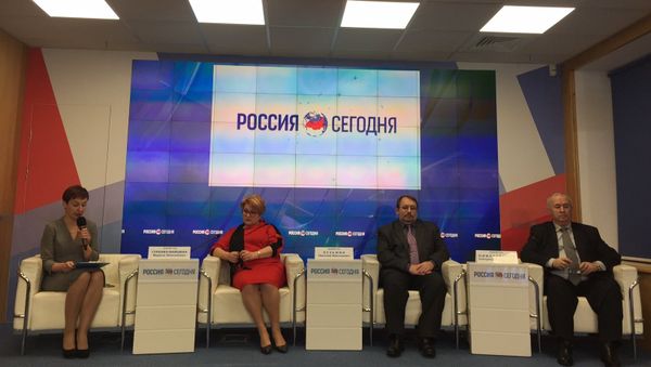 Пресс-конференция на тему: Соблюдение прав человека на Украине: взгляд из Крыма. Слева направо: член Общественной палаты РК Марина Гуренко-Вайцман, глава общественного совета при Госкомитете по делам межнациональных отношений и депортированных граждан Республики Крым Николай Кузьмин, председатель Региональной общественной организации Къырым Бирлиги Сейтумер Ниметуллаев