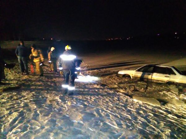 Автомобиль с пятью пассажирами упал в Симферопольское водохранилище