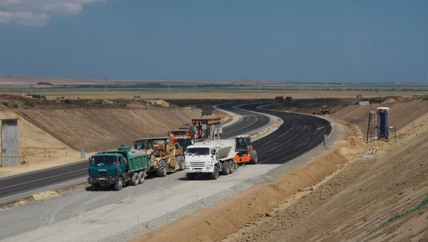 Строящийся участок дороги от трассы М-25 до Керченского пролива и будущей трассы Таврида