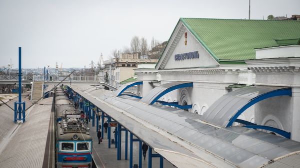 Поезд у здания железнодорожного вокзала в Севастополе