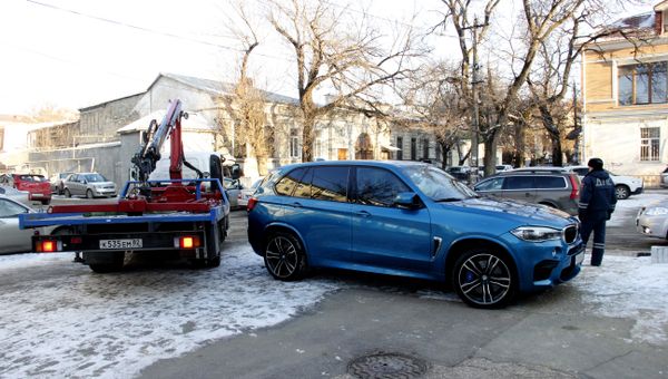 Припаркованный в пешеходной зоне BMW X5, который эвакуатор не смог увезти на штрафплощадку из-за угрозы повреждения колесных дисков