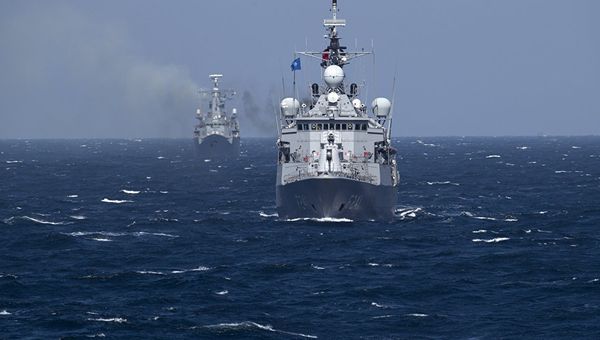 турецкий военный корабль во время учений НАТО