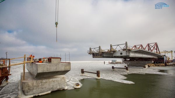 Строители сооружают морские пролеты моста в Крым Строители сооружают морские пролеты моста в Крым