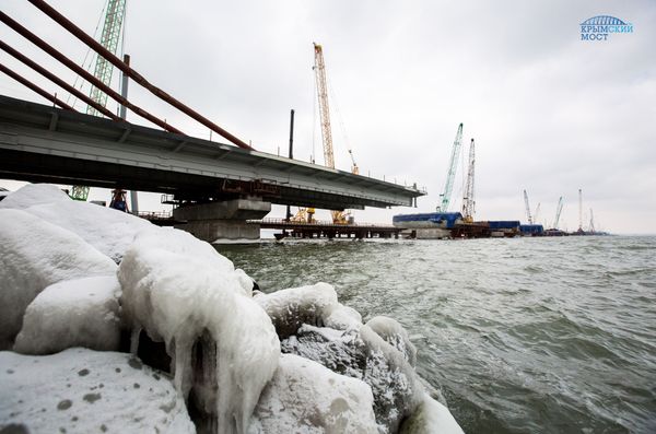 Строители сооружают морские пролеты моста в Крым Строители сооружают морские пролеты моста в Крым