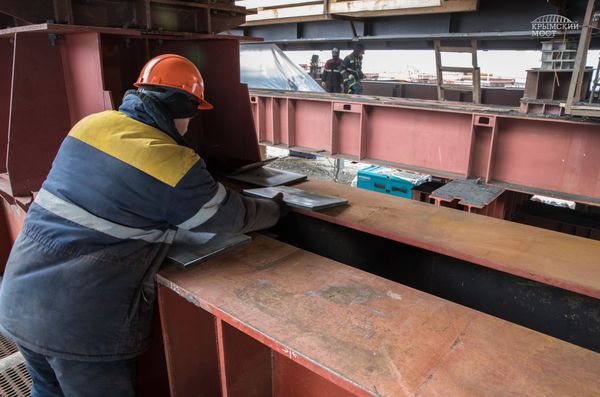 Строители сооружают морские пролеты моста в Крым Строители сооружают морские пролеты моста в Крым