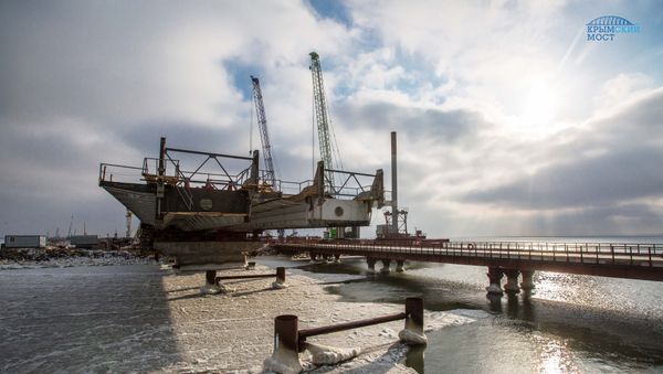 Строители сооружают морские пролеты моста в Крым